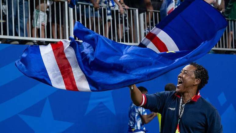 O t&eacute;cnico de Cabo Verde, Bubista, comemora o empate sem gols de sua equipe com a Ar&aacute;bia Saudita