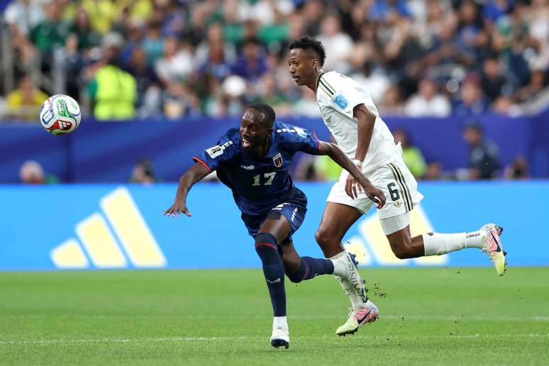 Willy Semedo dispara rumo ao ataque para Cabo Verde, O saudita Nasser Al-Salem, tenta fazer a marca&ccedil;&atilde;o.