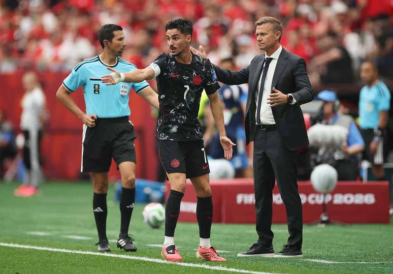 Jesse Marsch, t&eacute;cnico do Canad&aacute;, conversa com Eust&aacute;quio durante jogo nesta Copa do Mundo &ndash;