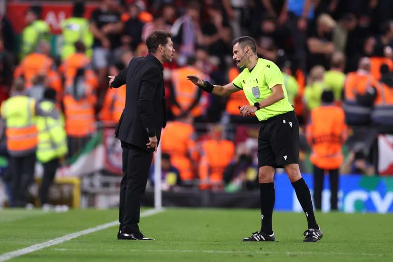 Maurizio Mariani em discuss&atilde;o com Simeone durante partida da Champions League 