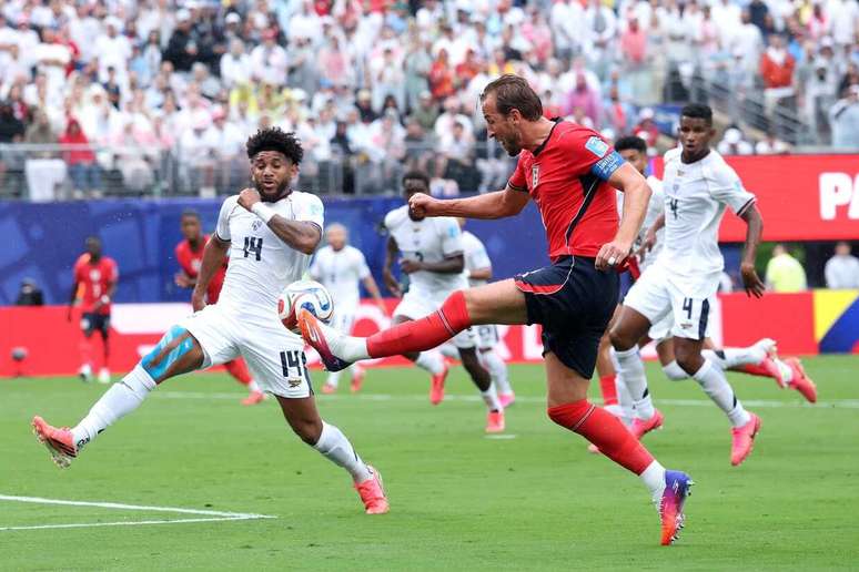 Harry Kane em disputa de bola com jogador panamenho na Copa do Mundo &ndash;