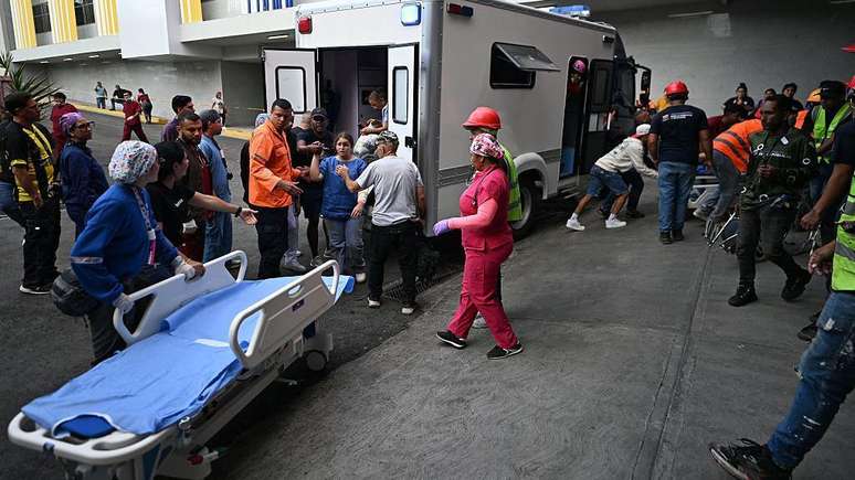 Uma mulher contou ter recebido um pedido para que levasse os pr&oacute;prios suprimentos, ao ser internada no Hospital Domingo Luciani, em Caracas (em imagem de quinta-feira, 25/6, um dia depois dos terremotos)