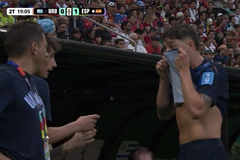 Valverde tapou a boca com a camisa ao ser substitu&iacute;do no segundo tempo: retrato do Uruguai em crise &ndash; Reprodu&ccedil;&atilde;o de TV