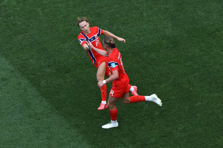 Thelo Aasgaard (#19) celebra com Andreas Schjelderup (#21) o &uacute;nico gol da Noruega contra a Fran&ccedil;a (