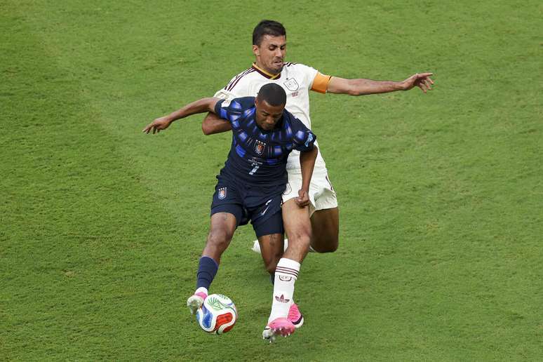 De la Cruz em disputa de bola com Rodri, da Espanha &ndash;
