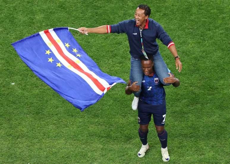 Bubista festeja sobre os ombros de jogador, com bandeira de Cabo Verde &ndash;
