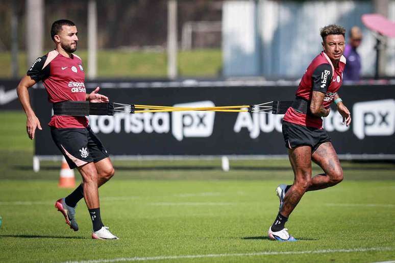 Jogadores participaram de um treino com o aux&iacute;lio de um el&aacute;stico &ndash;