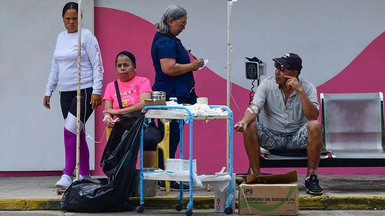 Assist&ecirc;ncia m&eacute;dica na rua em Mor&oacute;n, no Estado venezuelano de Carabobo, ap&oacute;s o terremoto