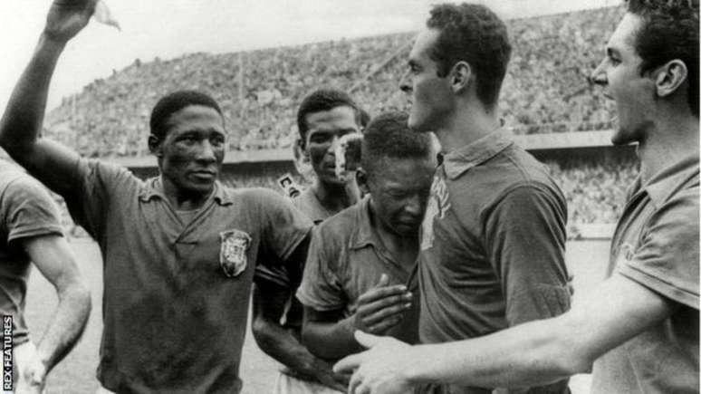 Pel&eacute; chora abra&ccedil;ado ao goleiro Gilmar durante a comemora&ccedil;&atilde;o da vit&oacute;ria sobre a Su&eacute;cia por 5 a 2, na final da Copa do Mundo de 1958