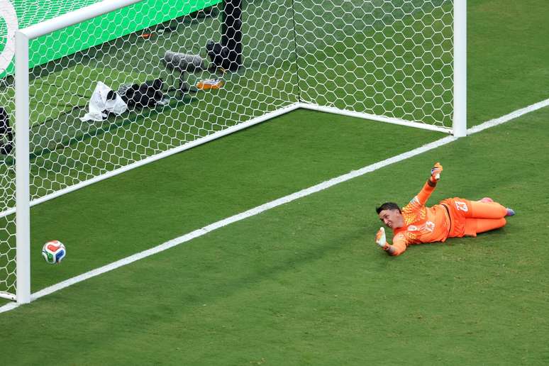 Muslera sofrendo o gol de Baena 