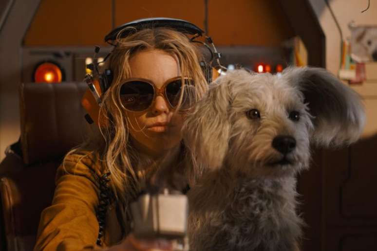 Kara (Milly Alcock) com o c&atilde;o Krypto em cena de 'Supergirl'