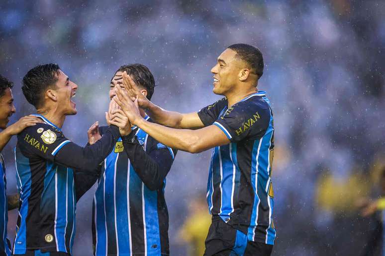 Carlos Vinicius (&agrave; direita) marcou os dois gols do amistoso &ndash;