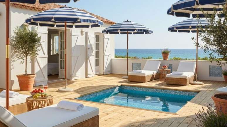 Com decks de madeira clara e m&oacute;veis naturais, o estilo St. Tropez cria espa&ccedil;os de lazer com charme mediterr&acirc;neo atemporal