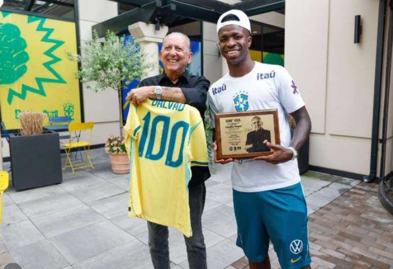 Galv&atilde;o Bueno ganhou a camisa da narra&ccedil;&atilde;o do seu 100 gol pela sele&ccedil;&atilde;o brasileira 