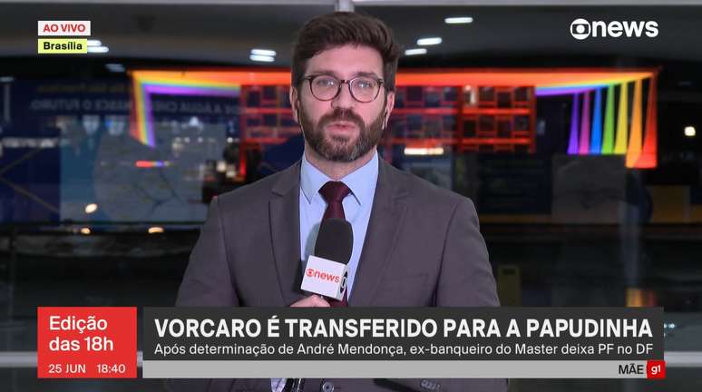 O Palácio do Planalto com as cores da bandeira LGBT+ ao fundo da entrada ao vivo do repórter Filipe Matoso