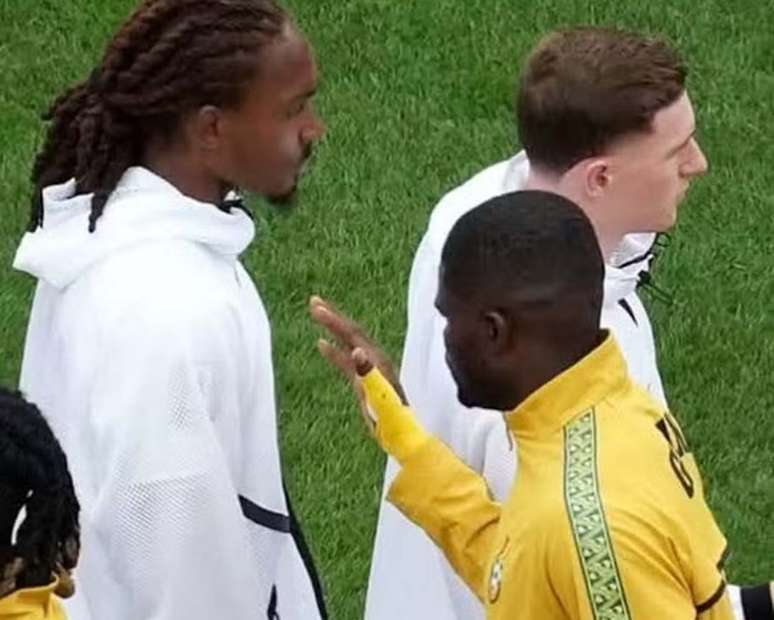 Jogador da Inglaterra, Spence, n&atilde;o apertou a m&atilde;o de Partey &ndash;