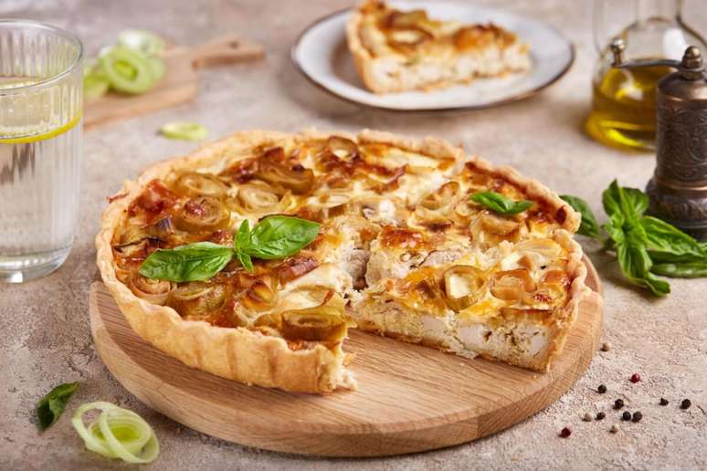 Quiche de frango com alho-por&oacute; 
