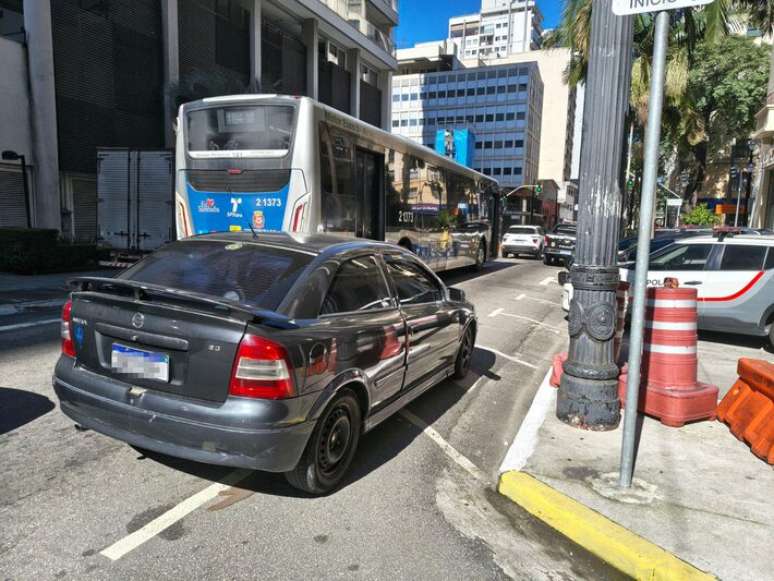 Carro apreendido vai passar por per&iacute;cia; ve&iacute;culo teria sido usado pelos suspeitos de balear o primeiro-tenente da Rota Ronickson Pimentel dos Santos