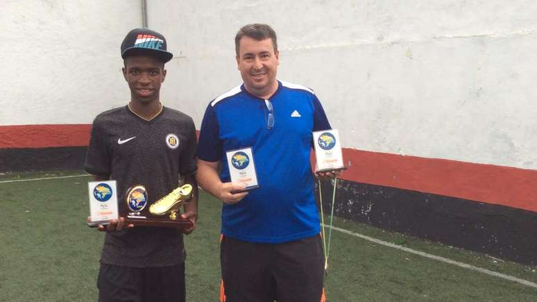 Cacau conta que Vini Jr sempre voltou &agrave; escola de futebol para mostrar os trof&eacute;us que conquistou