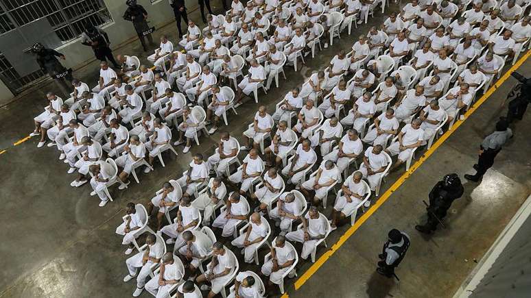 Supostos criminosos participam de audi&ecirc;ncia virtual durante um julgamento coletivo contra membros da gangue 'Mara Salvatrucha' (MS-13)