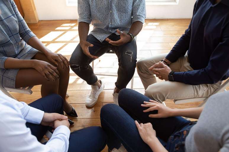Pessoas viciadas em telefone podem se beneficiar da terapia de grupo para ajud&aacute;-las a se reconectar com outras pessoas