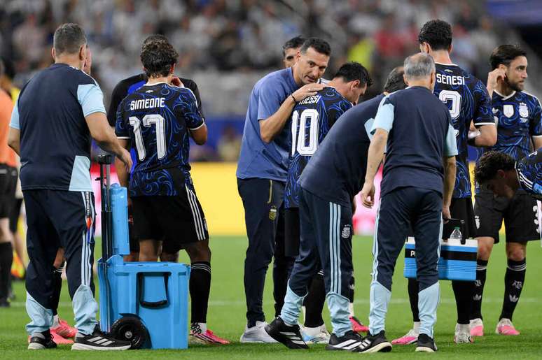 Messi come&ccedil;ou a partida da Argentina no banco &ndash;
