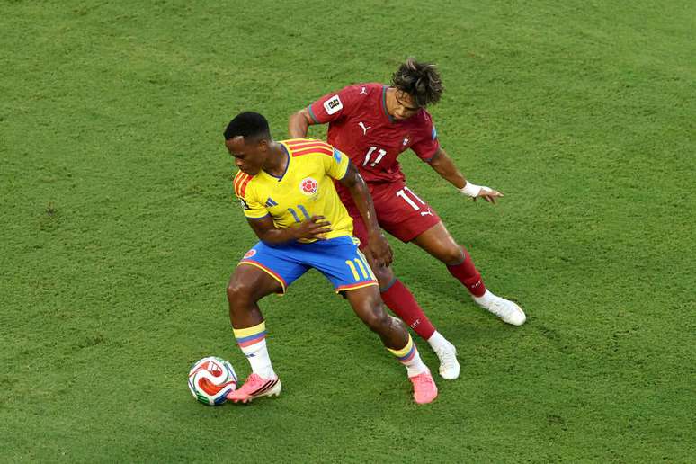 &nbsp;O colombiano Jhon Arias (&agrave; esquerda) luta pela bola com o portugu&ecirc;s Jo&atilde;o Felix.