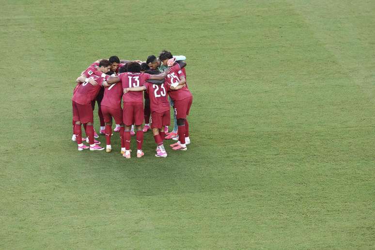 Portugueses fazem a corrente antes do empate com a Col&ocirc;mbia.