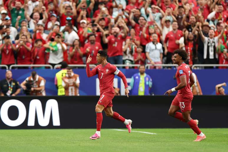Cristiano Ronaldo durante jogo contra o Uzbequist&atilde;o (Photo by Charlotte Wilson/Getty Images)
