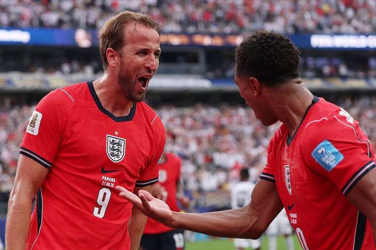 Bellingham (&agrave; direita) rasgou elogios ao capit&atilde;o Harry Kane &ndash;