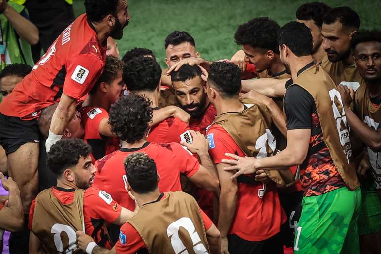 Jogadores do Egito comemoram com Salah em segundo gol da sele&ccedil;&atilde;o contra a Nova Zel&acirc;ndia, pelo grupo G da Copa do Mundo 2026 &ndash; 