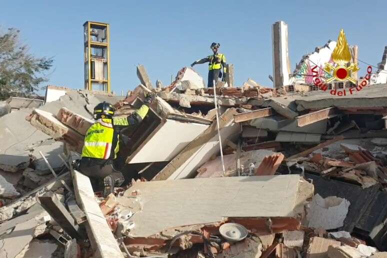 Bombeiros italianos em ação em La Guaira