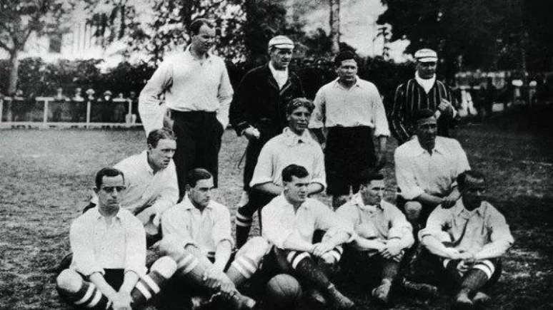 Corinthians em 1910, ano de sua funda&ccedil;&atilde;o; clube atraiu muitos oper&aacute;rios estrangeiros de S&atilde;o Paulo