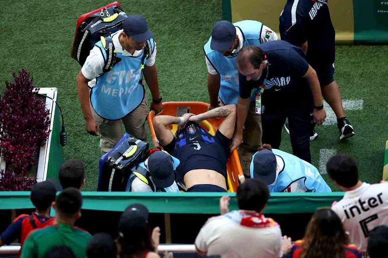 Ugarte sofreu a les&atilde;o ainda no primeiro tempo do jogo contra a Espanha &ndash;
