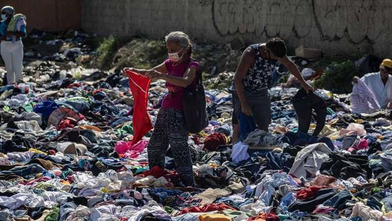 Roupas doadas est&atilde;o se acumulando no campo de golfe de Caraballeda, para residentes que perderam tudo