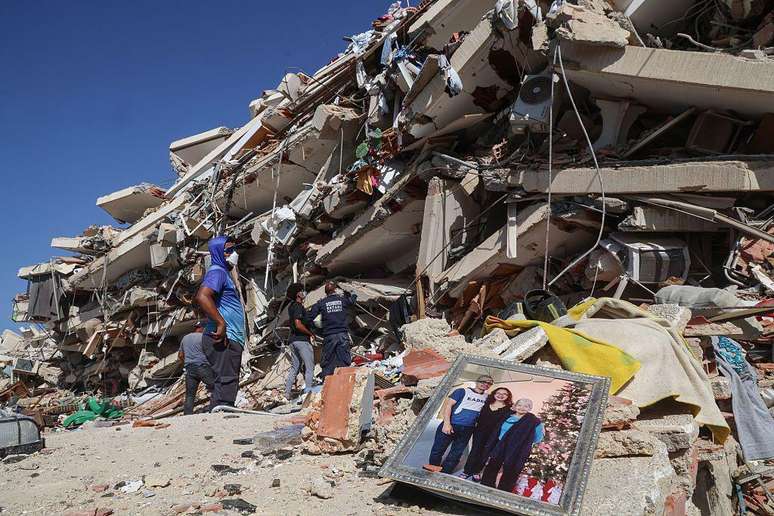 Familiares aguardam por ajuda em um edif&iacute;cio que desabou ap&oacute;s os terremotos em La Guaira