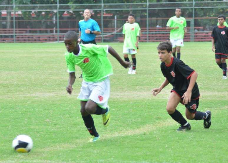 Cacau conta que Vini Jr sempre foi muito r&aacute;pido com a bola e deixava os advers&aacute;rios pra tr&aacute;s