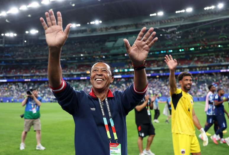 Pedro Leit&atilde;o Brito, o &ldquo;Bubista&rdquo; (&agrave; esquerda) e Vozinha (&agrave; direita), treinador e goleiro titular de Cabo VErde, celebrando a classifica&ccedil;&atilde;o no grupo H ap&oacute;s empate contra a Ar&aacute;bia Saudita &ndash; (
