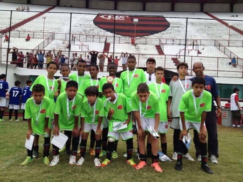 Vini Jr (na segunda fileira, ao centro) ao lado dos colegas com quem treinava na escola de futebol