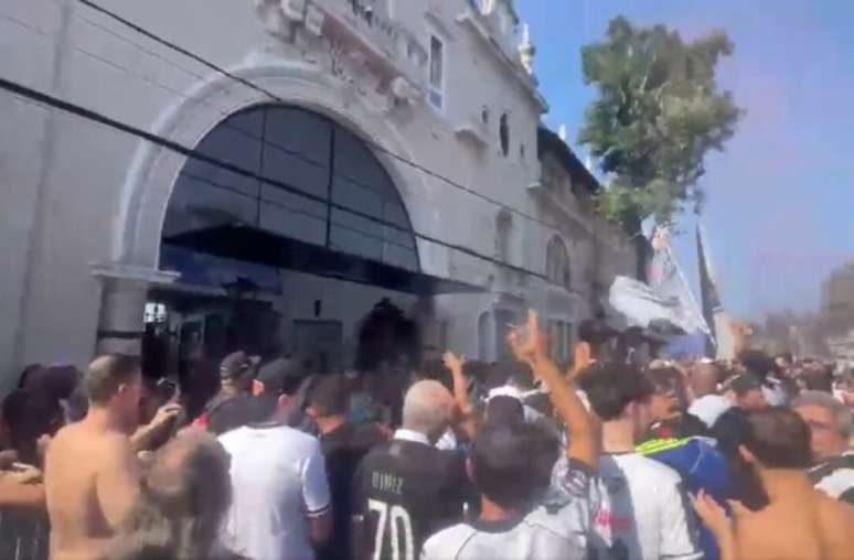 Reprodu&ccedil;&atilde;o de v&iacute;deo - Legenda: Protesto em S&atilde;o Janu&aacute;rio teve a participa&ccedil;&atilde;o de centenas de torcedores do Vasco