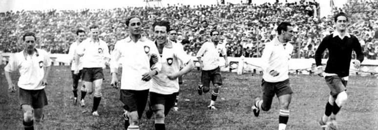 Filho de alem&atilde;o e de brasileira negra, Friedenreich (&agrave; frente e &agrave; esq.) foi um dos primeiros destaques da sele&ccedil;&atilde;o