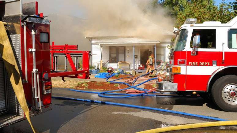 Bombeiros apagam fogo em casa &ndash; depositphotos.com / dpfoxfoto