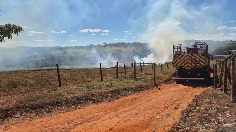 Avi&atilde;o de pequeno porte pegou fogo ap&oacute;s cair em propriedade rural em GO
