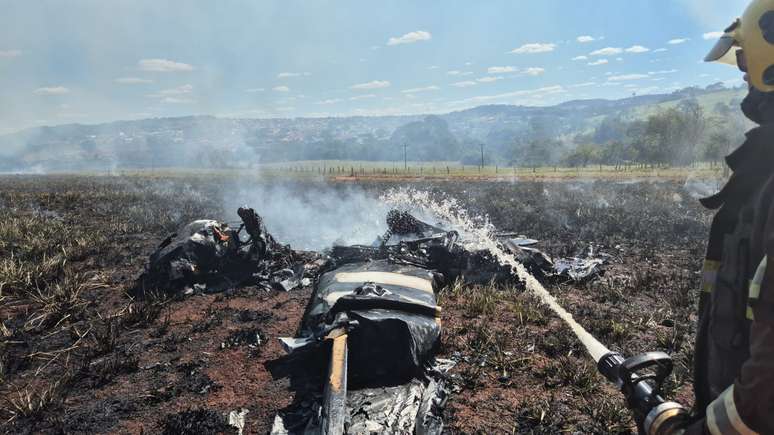 Avi&atilde;o de pequeno porte pegou fogo ap&oacute;s cair em propriedade rural em GO