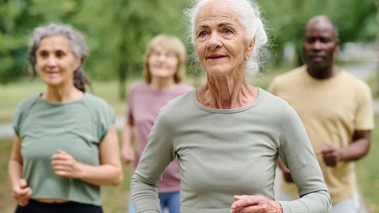 Na terceira idade, a preserva&ccedil;&atilde;o da musculatura est&aacute; diretamente ligada &agrave; mobilidade e &agrave; capacidade de realizar tarefas simples do dia a dia, como levantar de uma cadeira, subir escadas ou carregar compras &ndash; depositphotos.com / annas.stills.gmail.com