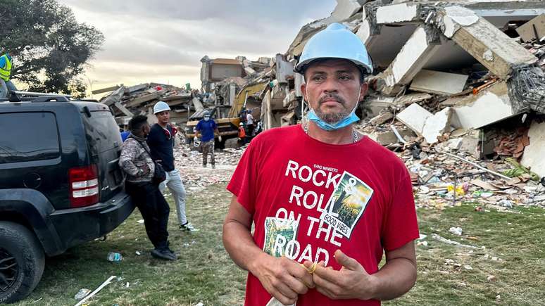 Ronnie Navarro percorreu 350 quil&ocirc;metros desde Puerto La Cruz, no oeste da Venezuela, at&eacute; La Guaira para ajudar a retirar o tio dos escombros