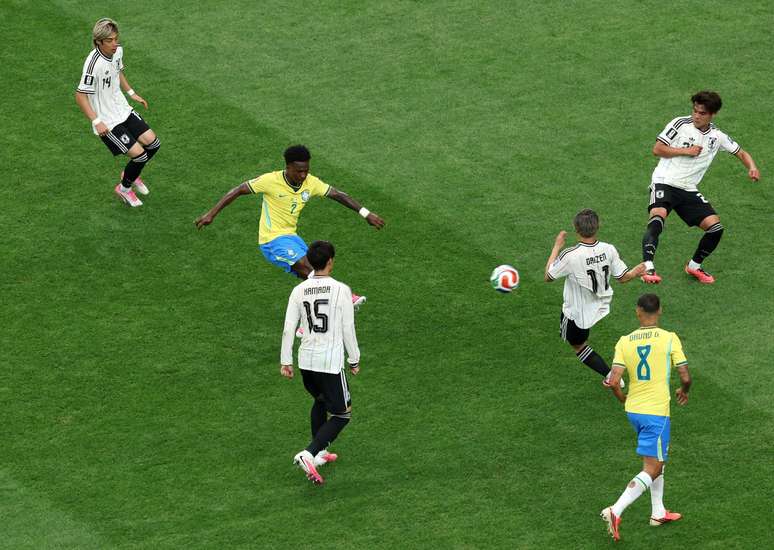Vinicius Junior (#7) n&atilde;o esteve em sua melhor forma, mas ajudou ofensivamente (