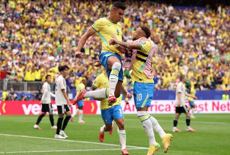 Brasil vira no fim, elimina o Jap&atilde;o e avan&ccedil;a na Copa &ndash;