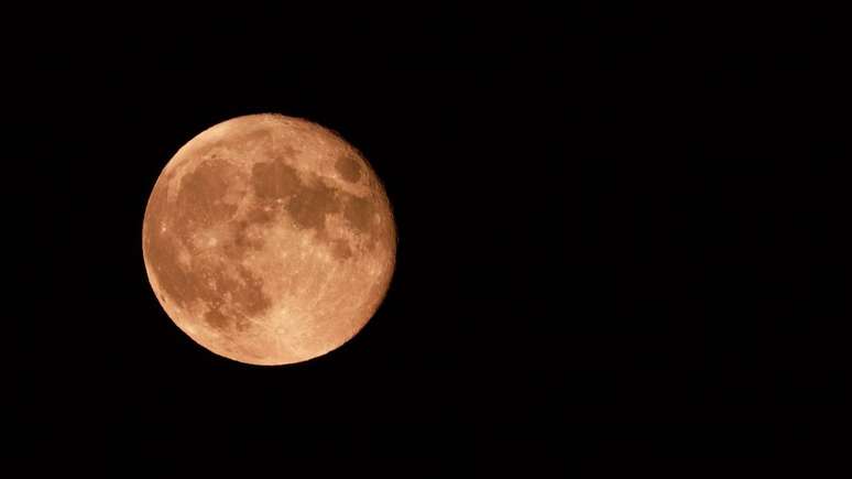 Uma particularidade da Lua de Morango em 2026 chama a aten&ccedil;&atilde;o de astr&ocirc;nomos: ela coincidir&aacute; com o per&iacute;odo em que a Lua estar&aacute; pr&oacute;xima do apogeu, o ponto mais distante de sua &oacute;rbita em rela&ccedil;&atilde;o &agrave; Terra &ndash; depositphotos.com / zierik