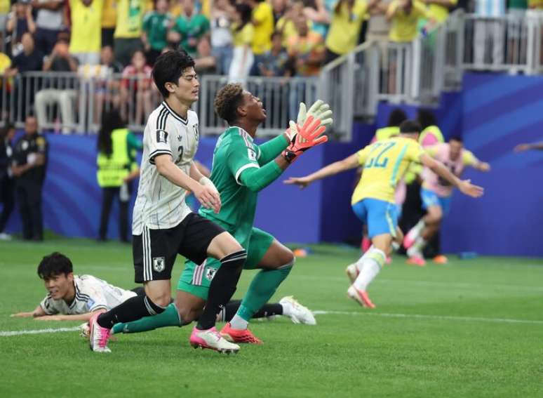 Jogadores do Jap&atilde;o se lamentam ap&oacute;s virada brasileira em Houston.